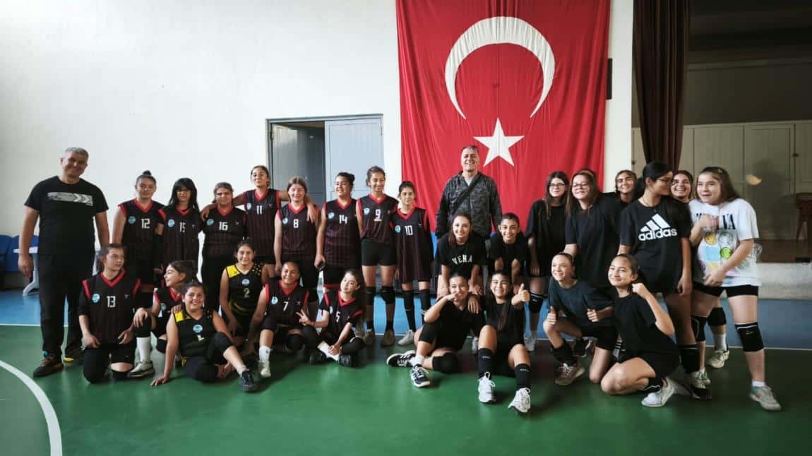 YILDIZ KIZLAR VOLEYBOL TAKIMI HAZIRLIK KARŞILAŞMASI